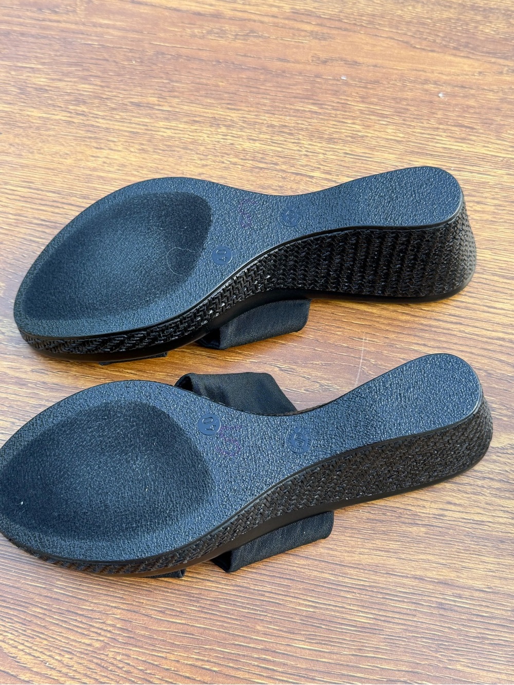 Italian Shoemakers Black Wedge Slide Sandals Women’s Size 9 Italy - Picture 4 of 6